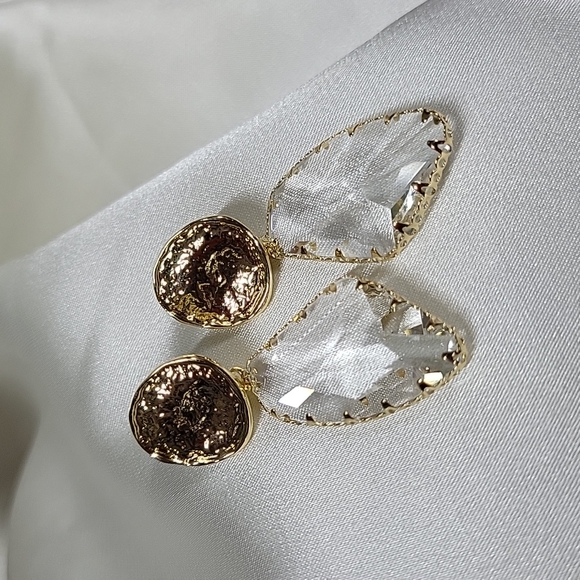 🔥LAST PAIR🔥 High Shimmer Faceted Crystal Style Drop Hammered Gold Earring - Picture 3 of 9